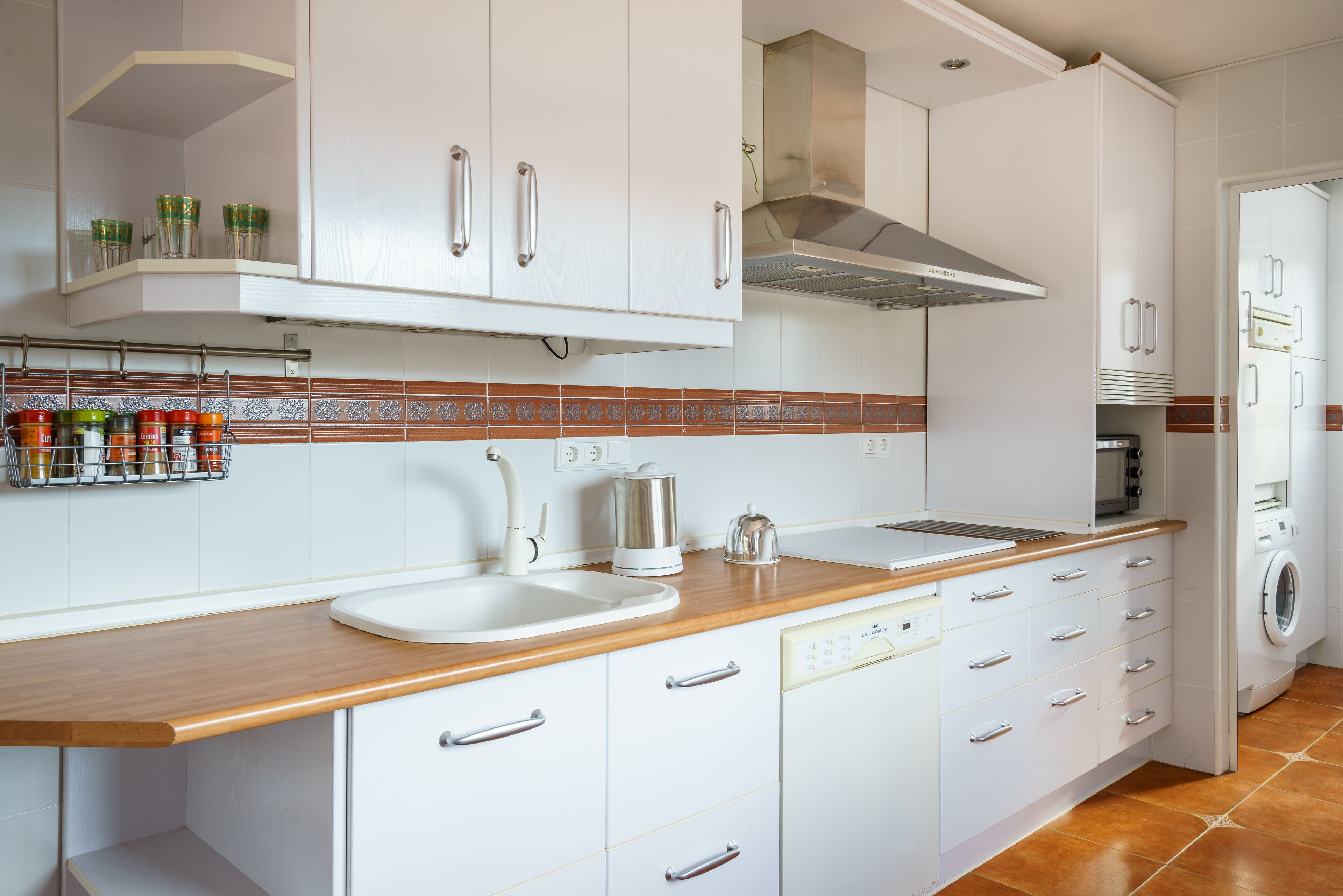 Réfrigérateur, micro-ondes, lave-vaisselle, cafetière/bouilloire