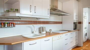 Een koelkast, een magnetron, een vaatwasser