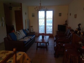 Fernseher, DVD-Player, Tischfußball, Tischtennisplatte