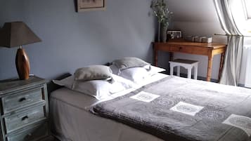 4 bedrooms, desk, iron/ironing board, WiFi