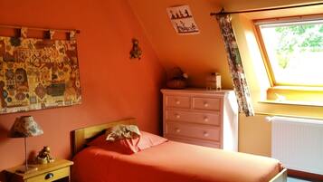 4 bedrooms, desk, iron/ironing board, WiFi