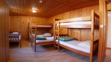 5 chambres, fer et planche Ă repasser