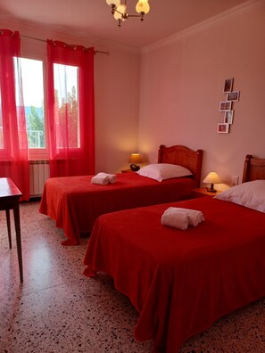 3 chambres, fer et planche à repasser, lit de bébé portatif