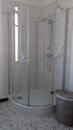 Douche, séchoir à cheveux, serviettes fournies, papier de toilette