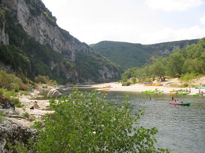 Detached Cévennes chalet, Swimming pool, Quiet, large garden, Many activities.