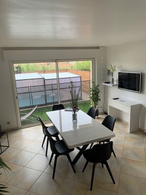 Dining - 5* villa for 6 people, 200 m from the beach, heated pool with shelter, top-of-the-range spa (Fleury, St Pierre la Mer)