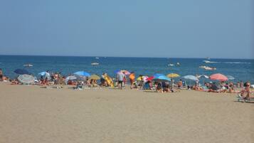 在海滩、沙滩椅、沙滩毛巾