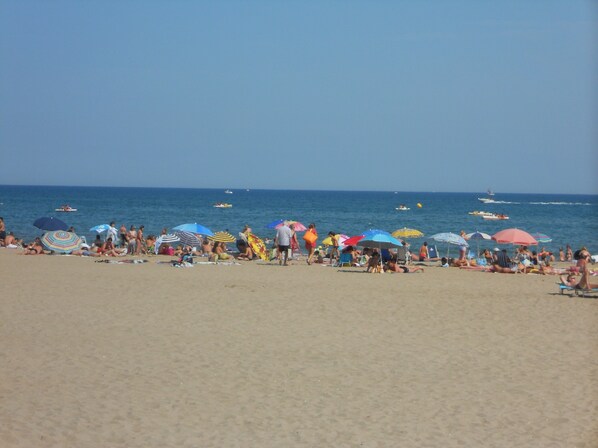 On the beach, sun-loungers, beach towels - 5* villa for 6 people, 200 m from the beach, heated pool with shelter, top-of-the-range spa (Fleury, St Pierre la Mer)