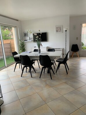 Dining - 5* villa for 6 people, 200 m from the beach, heated pool with shelter, top-of-the-range spa (Fleury, St Pierre la Mer)