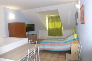 1 dormitorio, escritorio, tabla de planchar con plancha y wifi