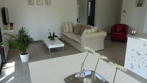 TV, stereo - At the foot of Ventoux, between Avignon and Carpentras, air-conditioned gite with swimming pool  (Monteux)