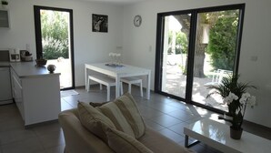TV, stereo - At the foot of Ventoux, between Avignon and Carpentras, air-conditioned gite with swimming pool  (Monteux)