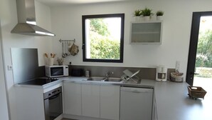 Coffee/tea maker, fridge, microwave, oven - At the foot of Ventoux, between Avignon and Carpentras, air-conditioned gite with swimming pool  (Monteux)