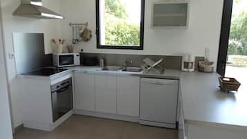 Een koelkast, een microgolfoven, een oven, een kookplaat