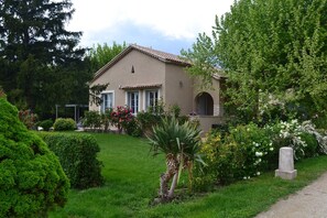 Exterior - Country house with a pool in Saint-Rémy-de-Provence, sleeps 8 (Saint-Rémy-De-Provence)