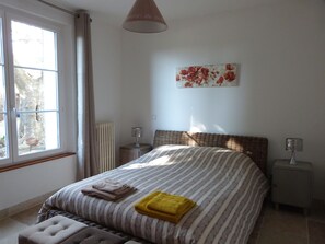 4 bedrooms, iron/ironing board, travel crib, free WiFi - Country house with a pool in Saint-Rémy-de-Provence, sleeps 8 (Saint-Rémy-De-Provence)