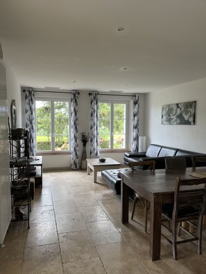 TV, ping pong - Country house with a pool in Saint-Rémy-de-Provence, sleeps 8 (Saint-Rémy-De-Provence)