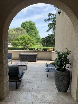 Terrace/patio - Country house with a pool in Saint-Rémy-de-Provence, sleeps 8 (Saint-Rémy-De-Provence)