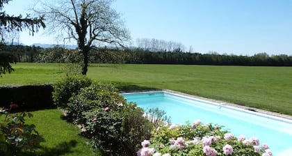 Maison avec piscine à St Rémy de Pce , tout confort en campagne, 8 personnes.