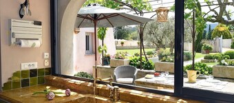 Stylish family house with pool at the foot of the village of Ménerbes