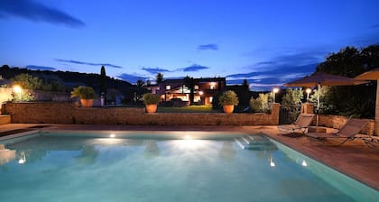 Der ganze CHARME eines eleganten Familienhauses in Ménerbes steht Ihne