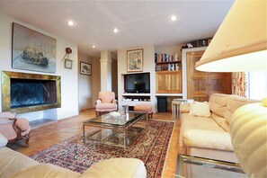 Een televisie, een open haard, boeken en een stereo