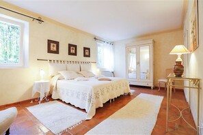 5 bedrooms, desk, iron/ironing board, travel crib