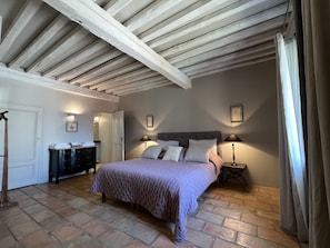 4 多间卧室、熨斗/熨衣板、旅行婴儿床、WiFi