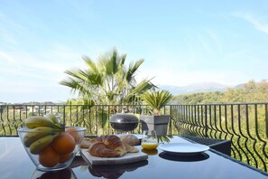 Outdoor dining - Villa Angel - Panoramic view with magnificent swimming pool and pool house (La Gaude)