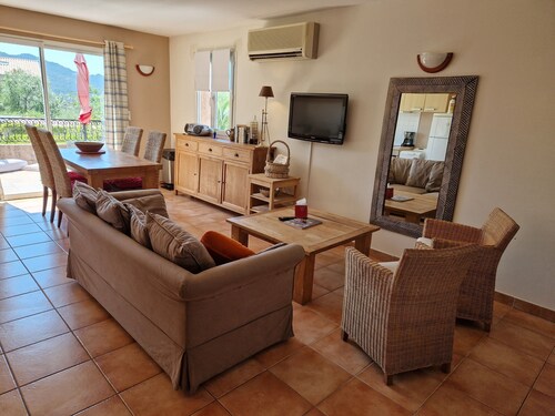 Confortable appartement 2 chambres, belle terrasse, piscine, vue mer, jardin