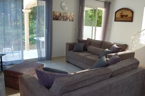 TV, DVD player, books, stereo