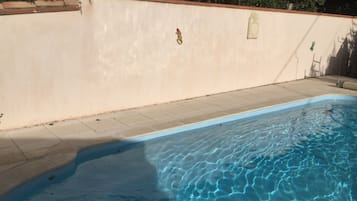 Una piscina al aire libre, una piscina climatizada