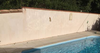Villa independiente con piscina climatizada
