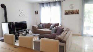 TV, DVD player, books, stereo