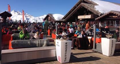 ââDirectement sur les pistesââ vue panoramique sur le domaine et les montagnes