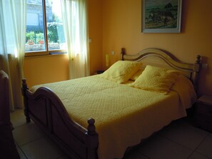 2 Schlafzimmer, Schreibtisch, schallisolierte Zimmer