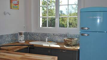 Jääkaappi, mikroaaltouuni, uuni, liesi