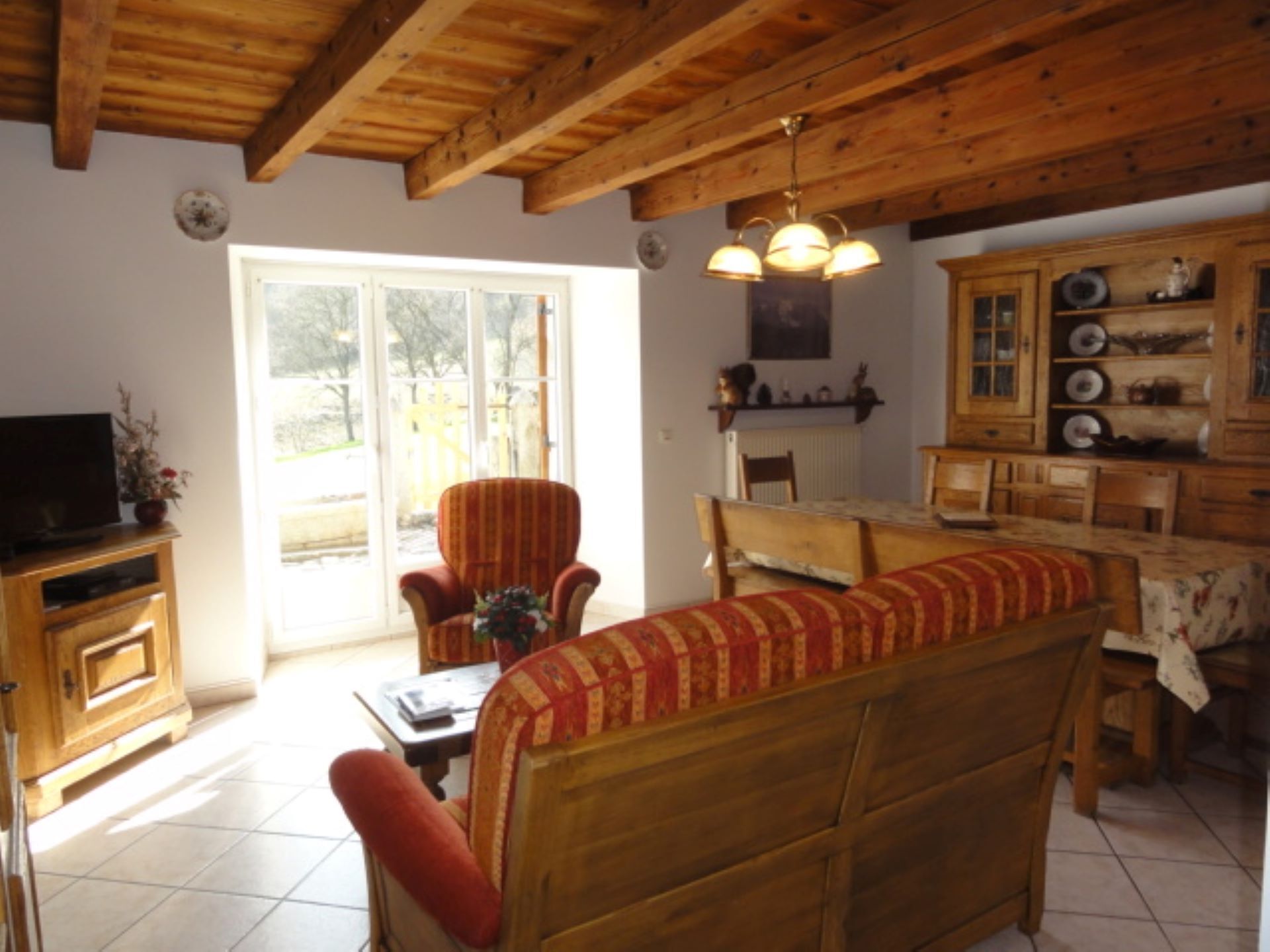 Télévision, lecteur de DVD, livres, chaîne hi-fi