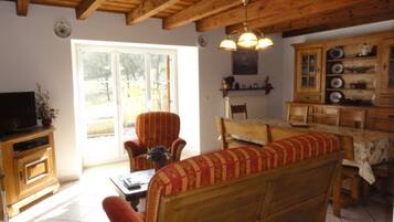 Télévision, lecteur de DVD, livres, chaîne hi-fi