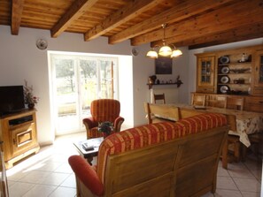 TV, DVD player, books, stereo