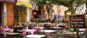 sublime terrace house in the heart of the village of Roussillon in the Luberon