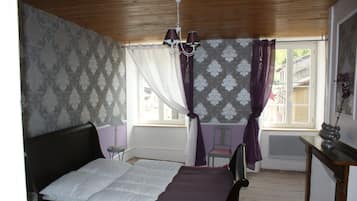 4 bedrooms, iron/ironing board, WiFi