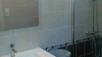 Dusche, Haartrockner, Handtücher, Seife