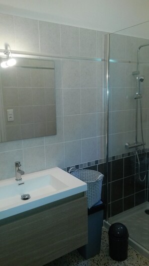 Doccia, asciugacapelli, asciugamani, sapone