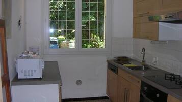 Réfrigérateur, micro-ondes, plaque de cuisson, lave-vaisselle