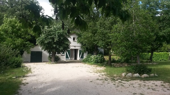 A white building with a gravel driveway leading to a gated entrance. - HOUSE IN THE HEART OF THE VALLEYS CEVENOLES large pool access (Chambon)