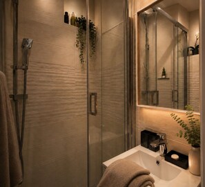 Dusche, Haartrockner, Handtücher, Seife