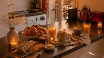 Cafetière/bouilloire, réfrigérateur, micro-ondes, four