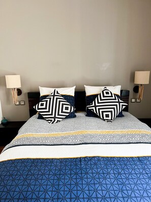 1 Schlafzimmer, Zimmersafe, Schreibtisch, Bügeleisen/Bügelbrett