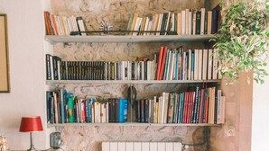 A cozy room with a bed, a bookshelf, and a radiator. - Charming studio 2 minutes from the Arena (Arles)